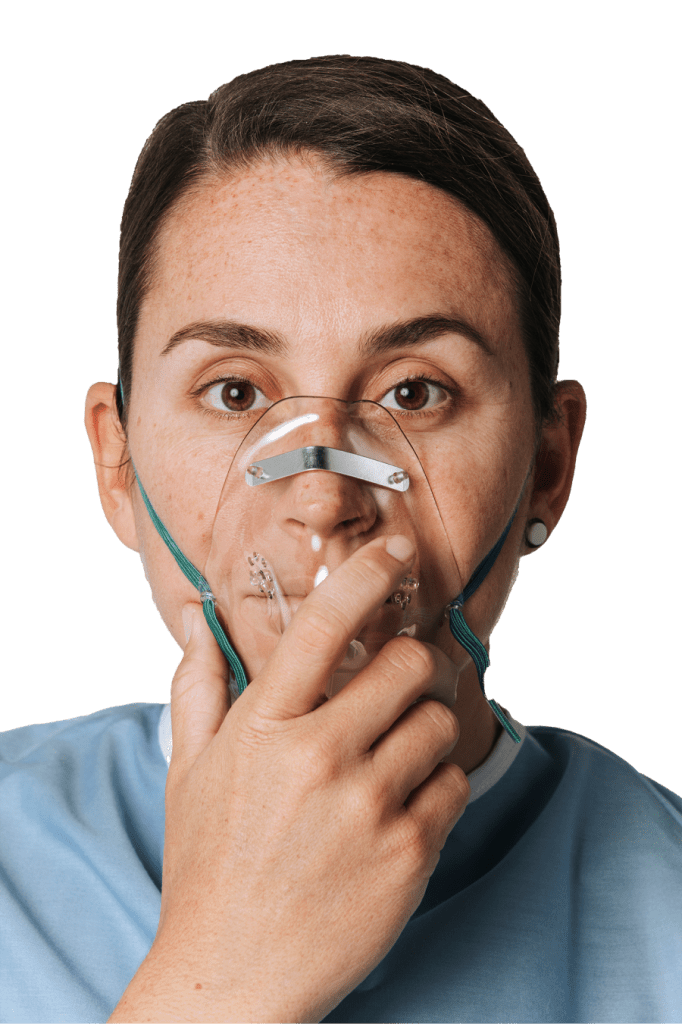 Mujer enferma usando una mascara de oxigeno.